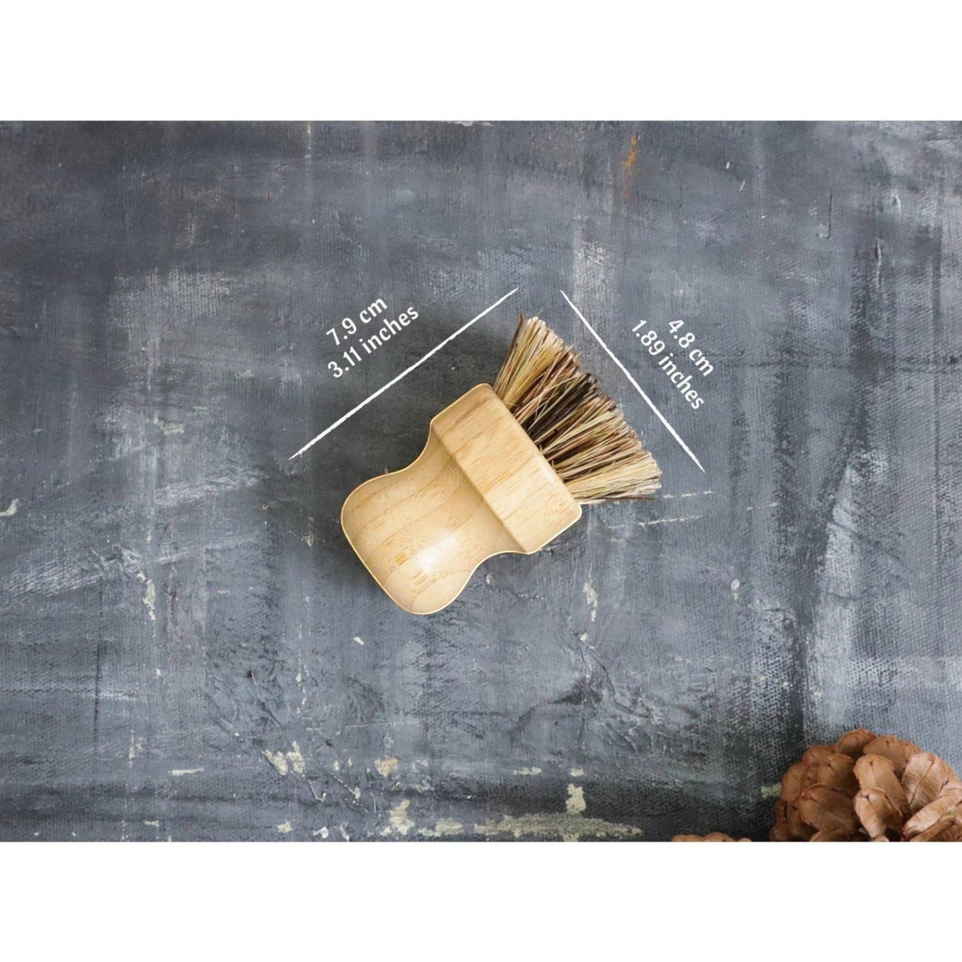 Bubble Gallery sustainable sisal and palm pot scrubber with bamboo handle and dimensions shown on grey background